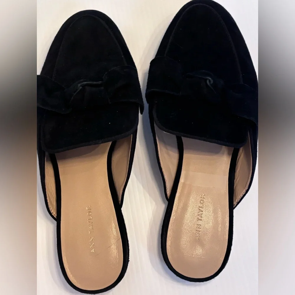 Ann Taylor Black Suede Velvet Bow Loafers SZ 7